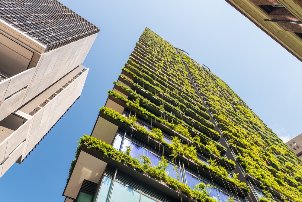 Sistemas y materiales sostenibles en las fachadas de edificios.